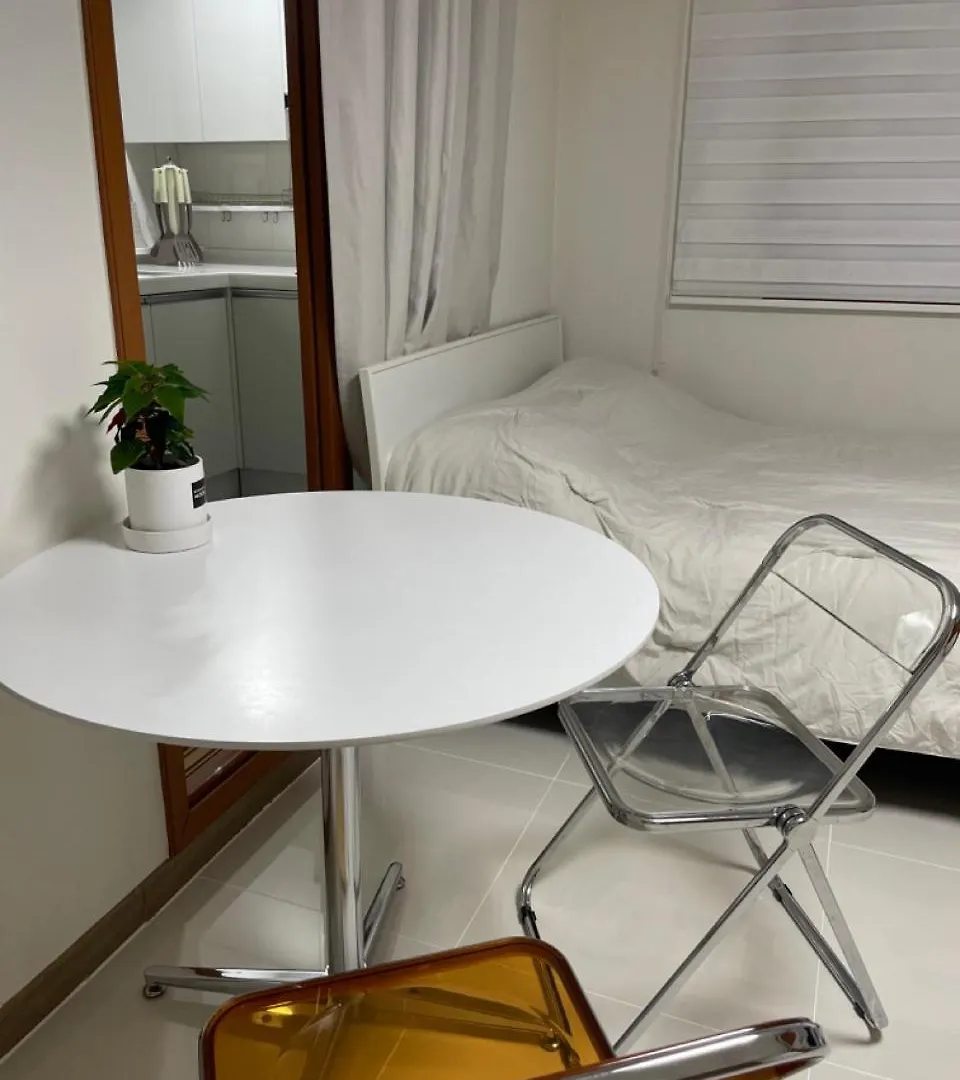 アパート Quiet And Spacious 1-Bedroom Apt In Gangnam ソウル特別市