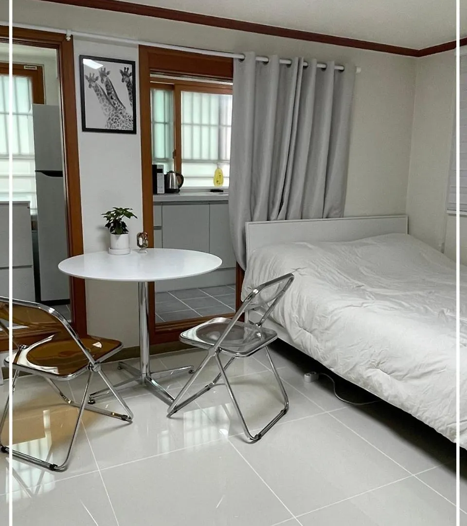 Quiet And Spacious 1-Bedroom Apt In Gangnam Seoel 0*,