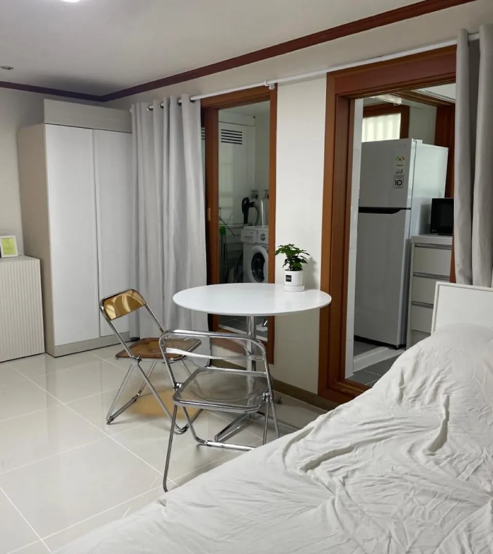 Quiet And Spacious 1-Bedroom Apt In Gangnam Seoel